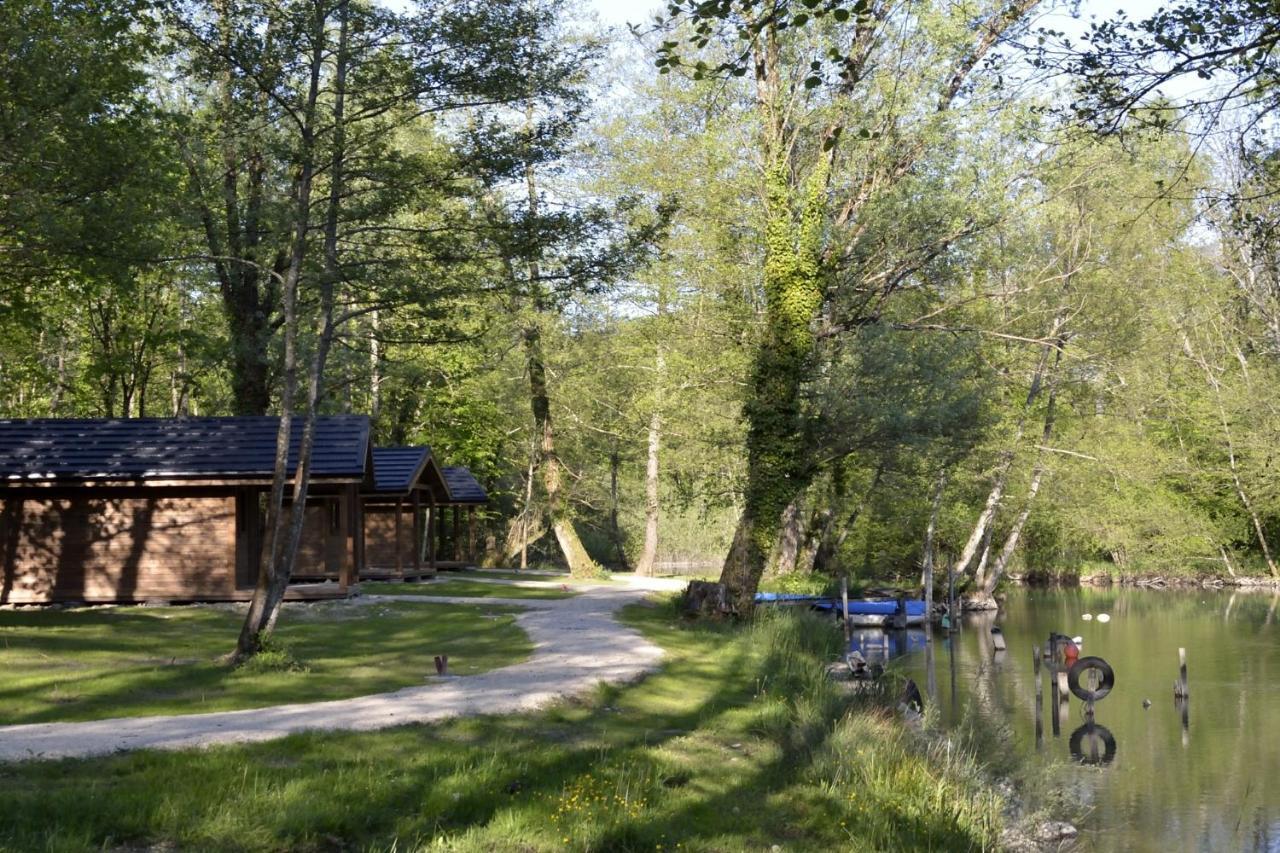 Les Lodges Du Lac Saint-Alban-de-Montbel Ngoại thất bức ảnh