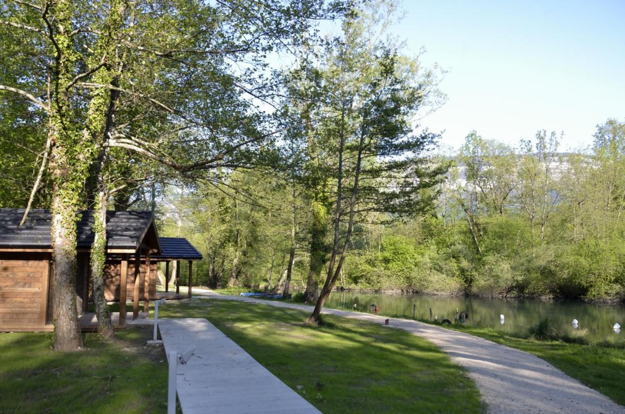 Les Lodges Du Lac Saint-Alban-de-Montbel Ngoại thất bức ảnh